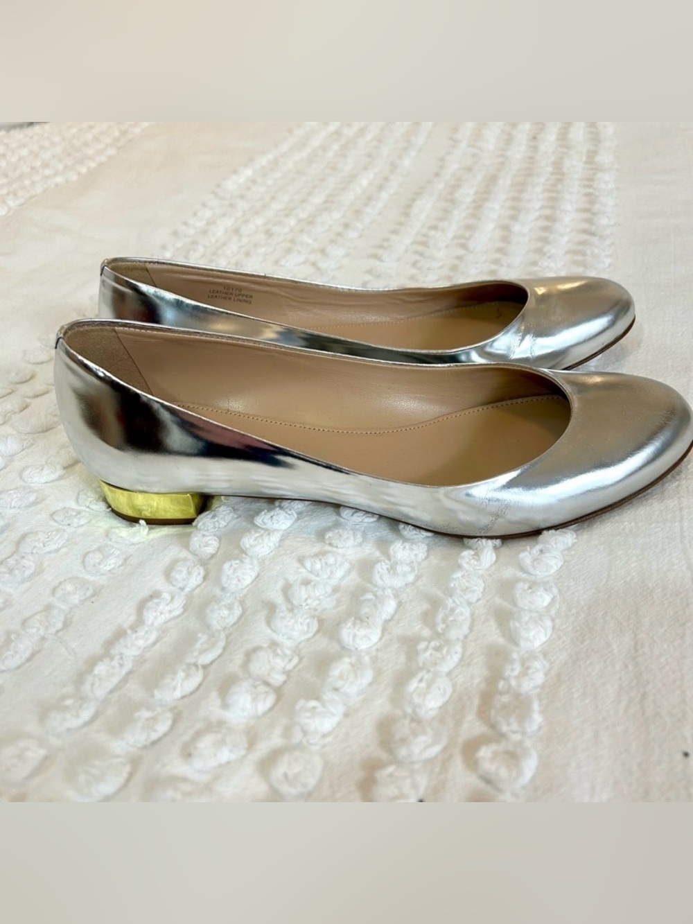 J Crew Women’s Silver Flats with Gold Accent Heel 8 1/2 - Picture 2 of 7